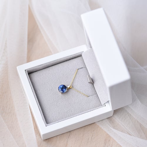 Goldener Anhänger mit blauem Saphir Icy