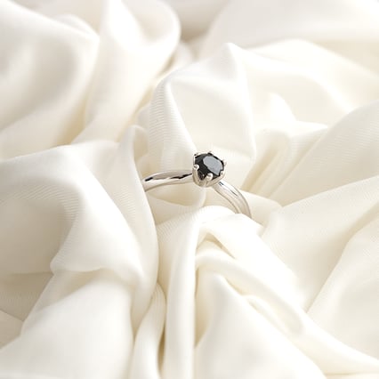 Goldener Verlobungsring mit schwarzem Diamant Mala