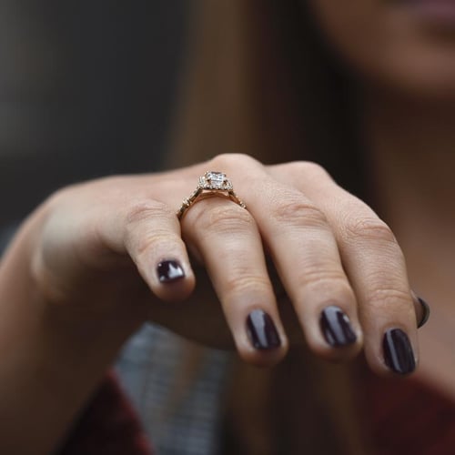 Verlobungsring mit Diamanten im Smaragdschliff Bina