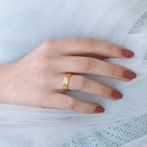Eleganter goldener Ehering mit Diamant Carlo