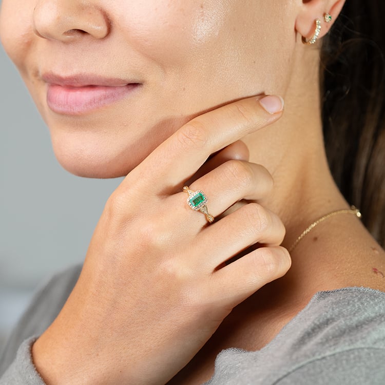 Eleganter Smaragd-Ring mit einem Meer von Diamanten Enoh 146163