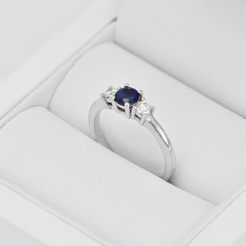 Wunderschöner Verlobungsring mit Saphir und Diamanten Manish