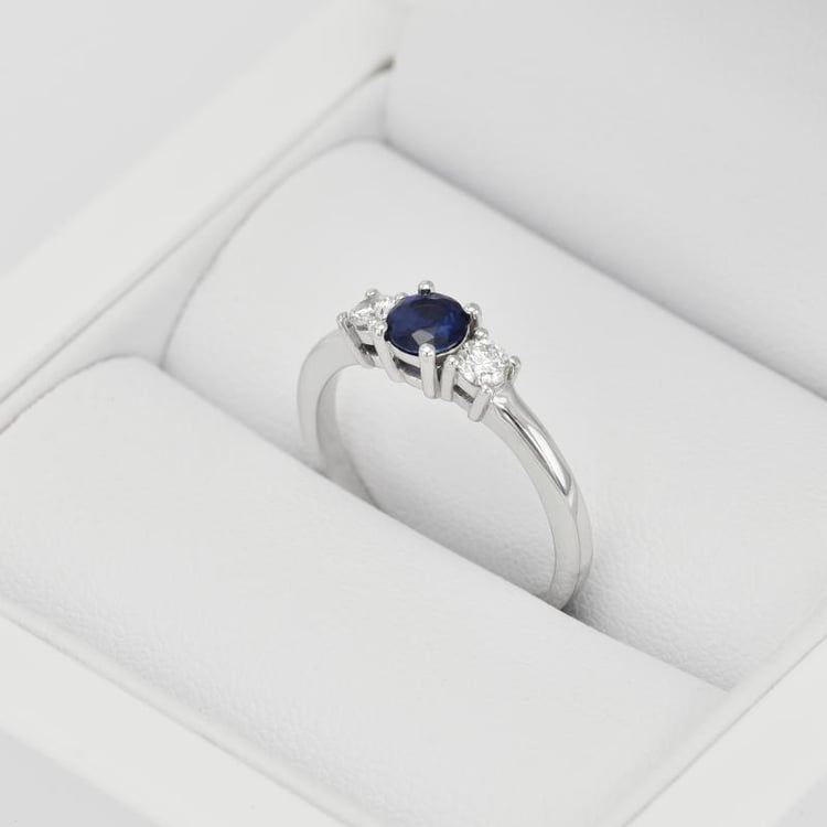 Wunderschöner Verlobungsring mit Saphir und Diamanten Manish 17252