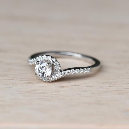 Eleganter Verlobungsring mit Moissanit und Lab Grown Diamanten Elaina