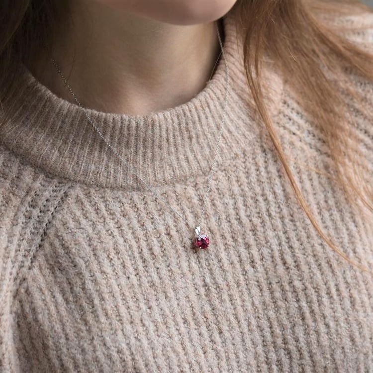 Goldene Kette mit rundem Rubin auf dem Hals 106432