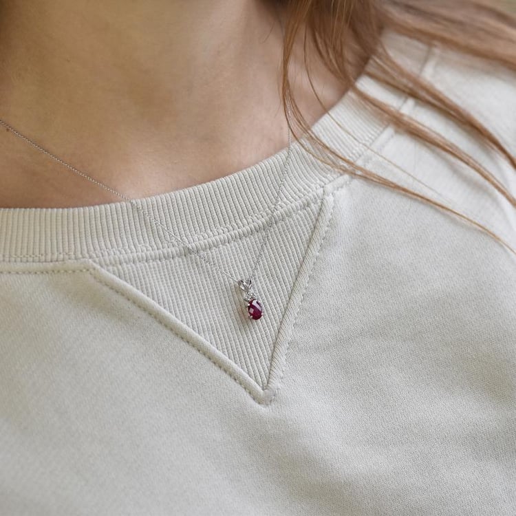 Goldener Anhänger Rubin und Diamant auf dem Hals 38851