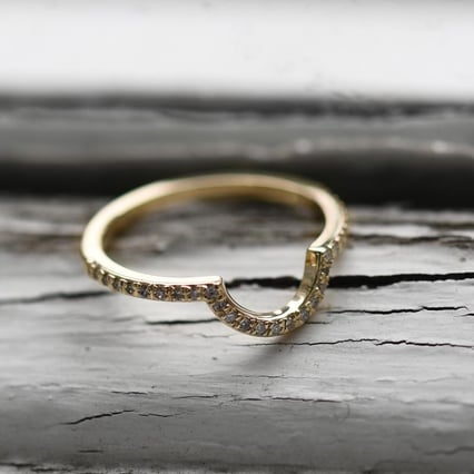 Geformter Trauring voller Diamante Tessie