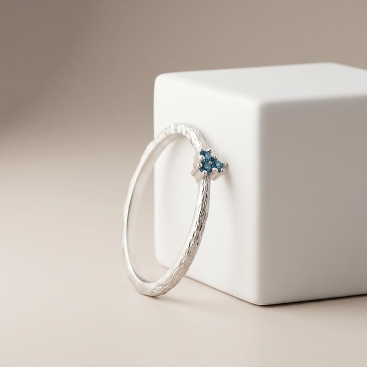 Zarter silberner Ring mit blauen Diamanten Milan 170396