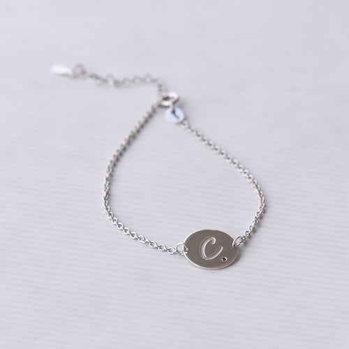 Silberarmband mit blauem Diamant und Gravur eines Buchstabens Dian