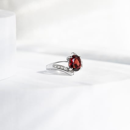 Goldring mit Granat und Diamanten Keaton