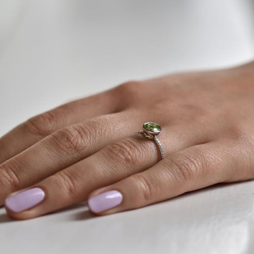 Strahlender Goldring mit Olivin und Diamanten Nyusha