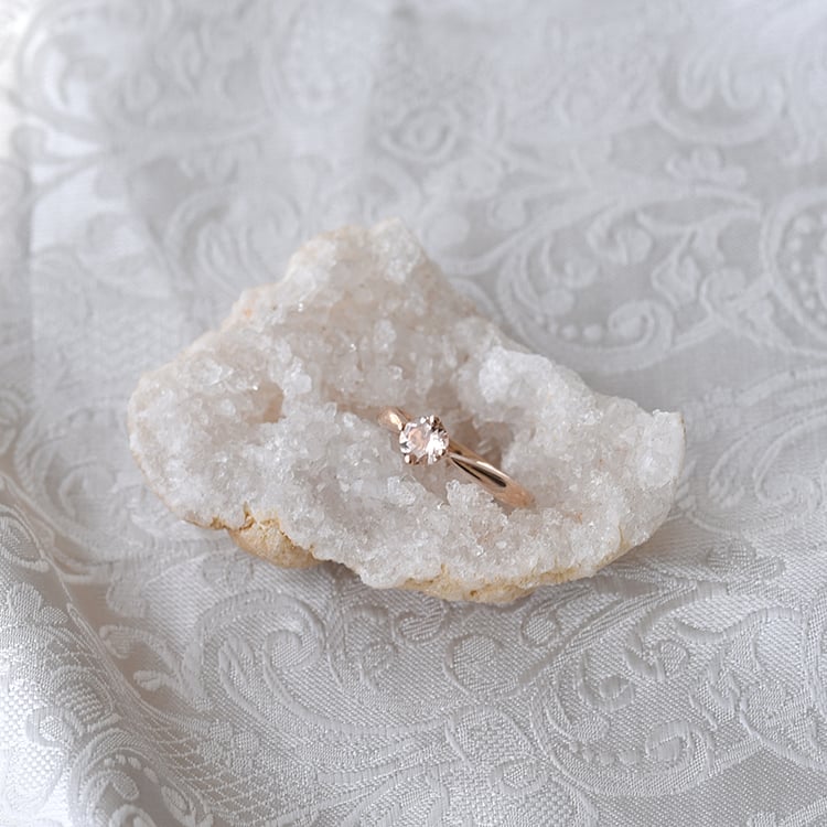 Goldener Verlobungsring mit Morganit Mahiya 63619