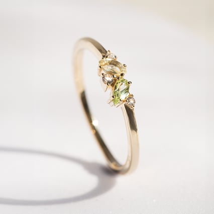 Silberring mit einem Cluster aus Topasen, Quarzen und Olivinen Verano