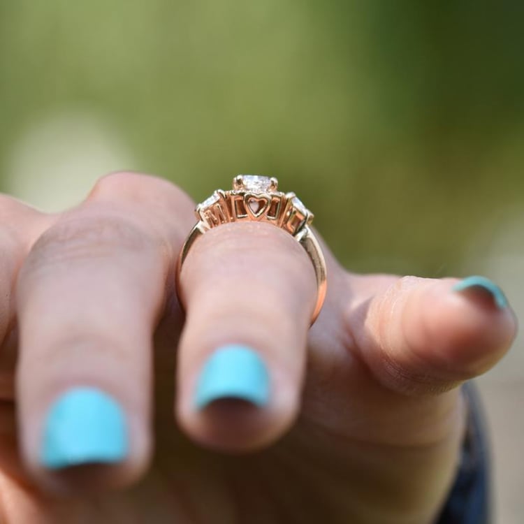 Finger mit Verlobungsring mit Initialen 20843