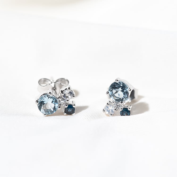 Silberne Cluster-Ohrstecker mit Mondstein, Aquamarin, Saphir und einem Diamanten Kerrie 131275