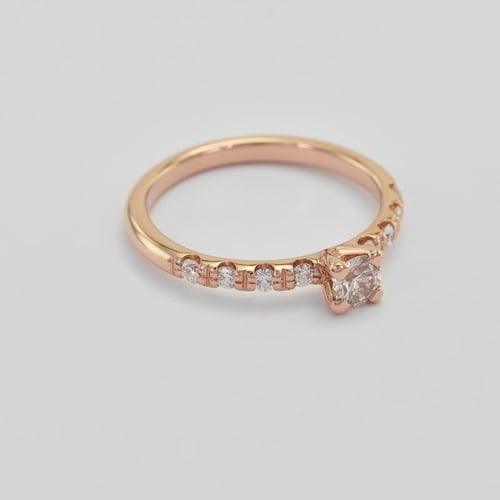 Solitär-Pave Diamant im Verlobungsring aus Gold Megha