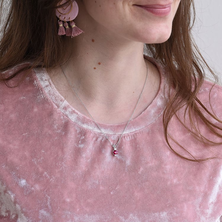 Dame mit Rubin Halskette 68900