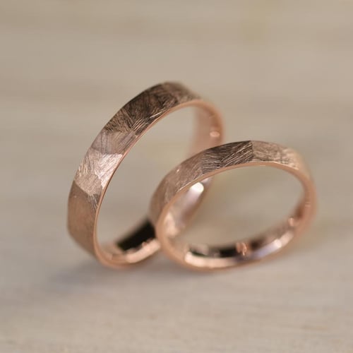 Moderne Eheringe aus Gold Laqen