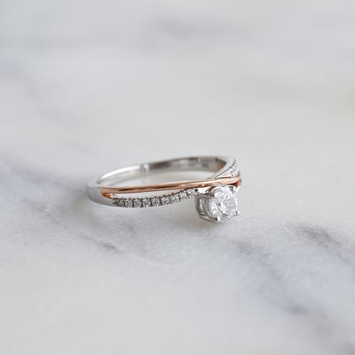 Ungewöhnlicher Verlobungsring mit seitlichen Diamanten Ealair