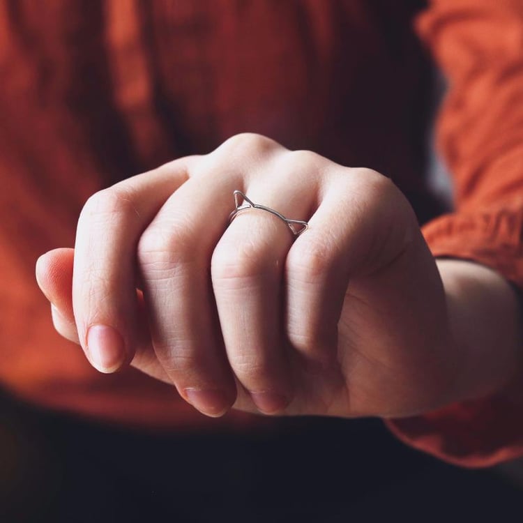 Finger mit Silberring mit Katzenohren 39329
