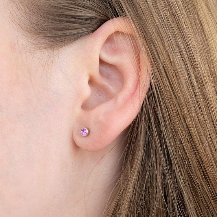 Minimalistische Ohrstecker mit rosa Saphiren in Bezelfassung Tofine 123830