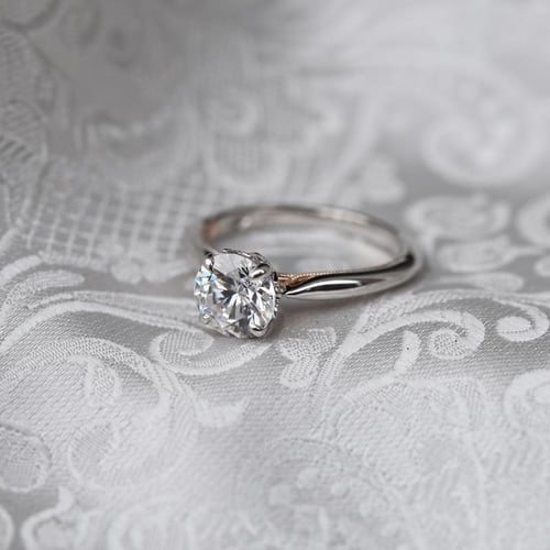 Verlobungsring mit seitlichen Diamanten Libby
