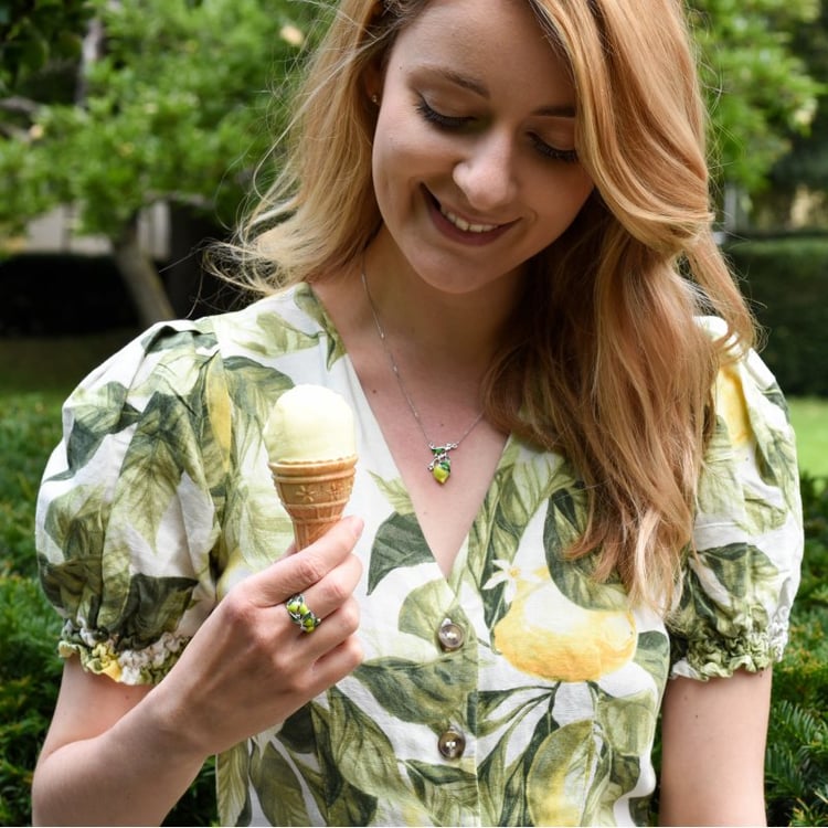 Emaille Zitrone und Diamante in Silberring auf der Dame 65849