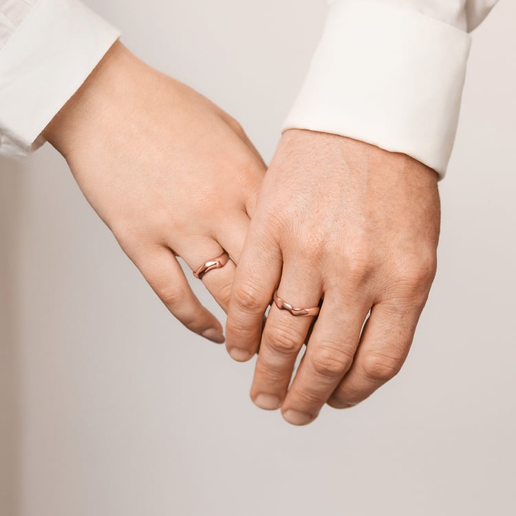 Glänzende Eheringe aus Gold 156330