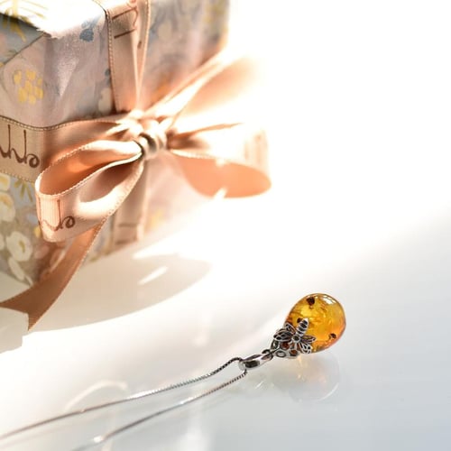 Bernsteinanhänger aus Silber mit Biene Honey
