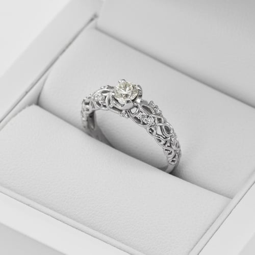 Vintage Verlobungsring in Gold mit Lab Grown Diamanten und Moissanit Chantal