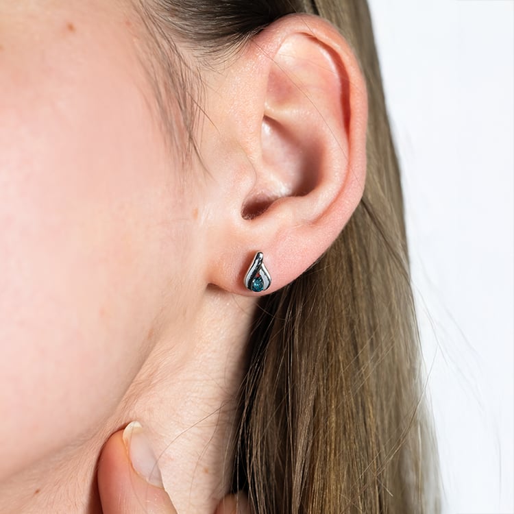 Minimalistisches Set aus Platinschmuck mit blauen Diamanten Hinto 152088