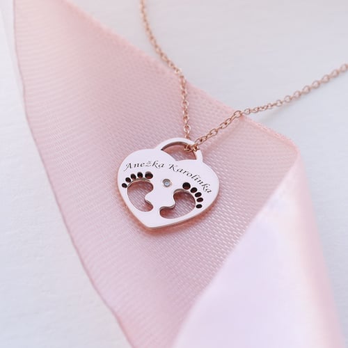 Goldener Anhänger mit Kinderfüßen und Gravur Olivia