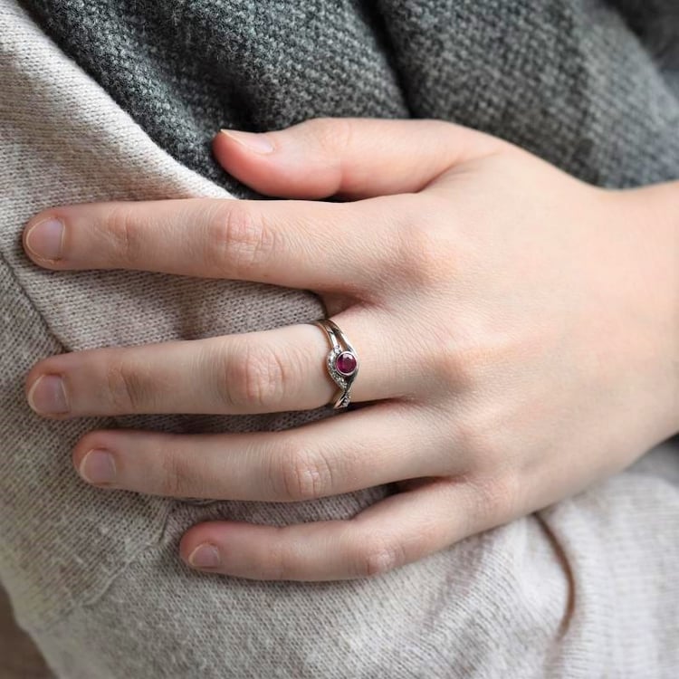 Rubin Verlobungsring mit Diamanten auf dem Finger 106443