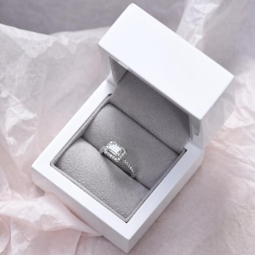 Verlobungsring mit Diamant im Smaragdschliff Farida