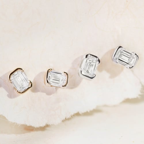 Minimalistische goldene Ohrstecker mit Diamanten in Emerald-Form Agata