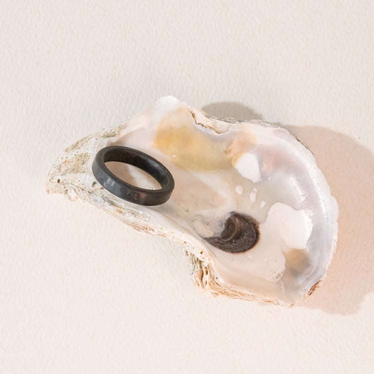 Flache Trauringe aus Carbon mit abgeschrägten Kanten Versiss 100971