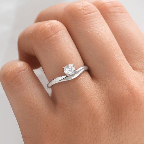 Atypischer Verlobungsring mit 0.5ct IGI-zertifiziertem ovalem Diamanten Adina
