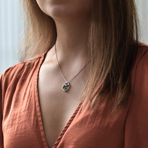 Silberner Anhänger Mutter und Kind mit Smaragd und Diamant Ella
