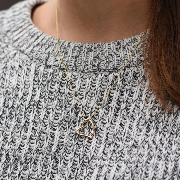 Silberner Anhänger mit einem Herzen mit Rubinen und einem Diamanten Tanish 103602