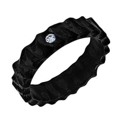 Ring aus Carbon mit unebener Oberfläche und Zirkonia Soren