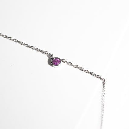 Minimalistische Kette mit einem rosa Saphir Glosie