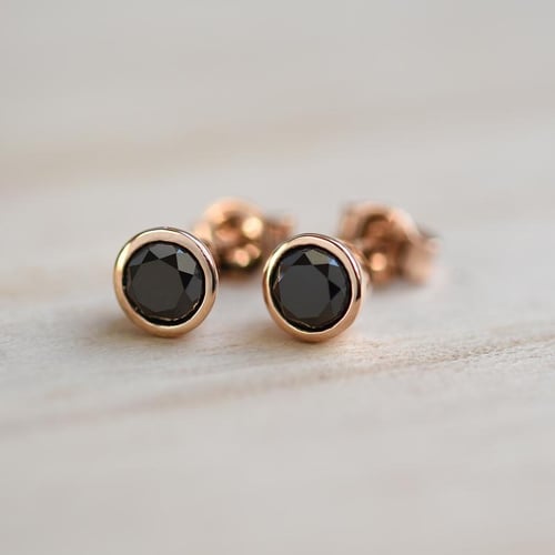Bezel-Ohrringe mit schwarzen Diamanten Wetty