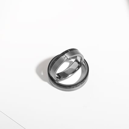 Eheringe aus Tantal mit Carbon und Diamanten Brett