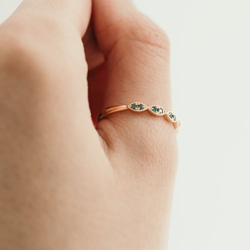 Zarter Memoire Ring mit blauen Diamanten Talita