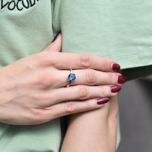 Goldener Verlobungsring mit Londontopas Mukti