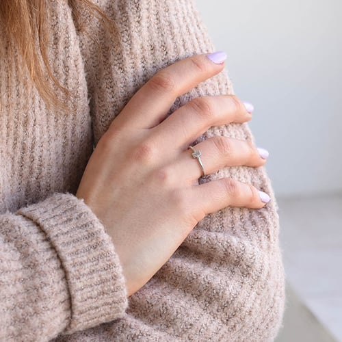Minimalistischer Goldring mit Baguette Saphir Avice
