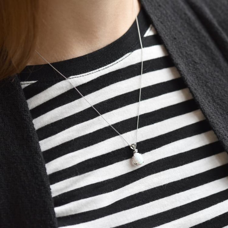 Weißer Opal auf dem Hals 38898