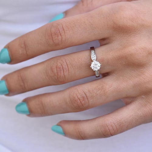 Verlobungsring mit Moissanit und Diamanten Mita