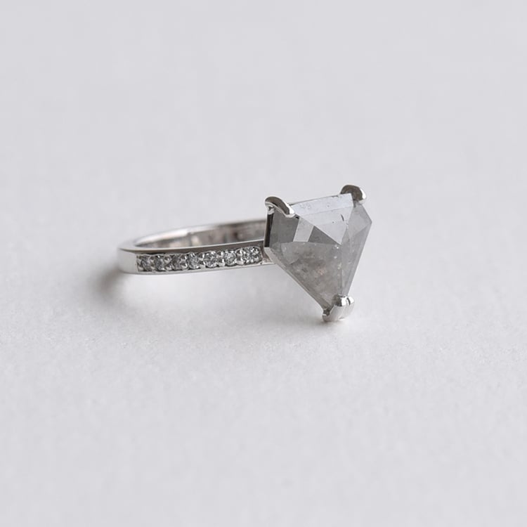 Goldener Verlobungsring mit Salz und Pfeffer Diamant Sanne 73720