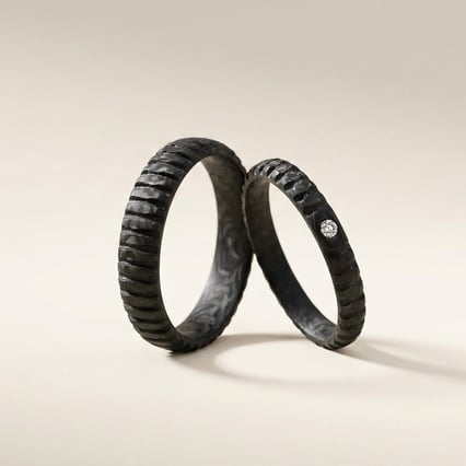 Halbrunde Eheringe aus Carbon mit Diamant Lisa